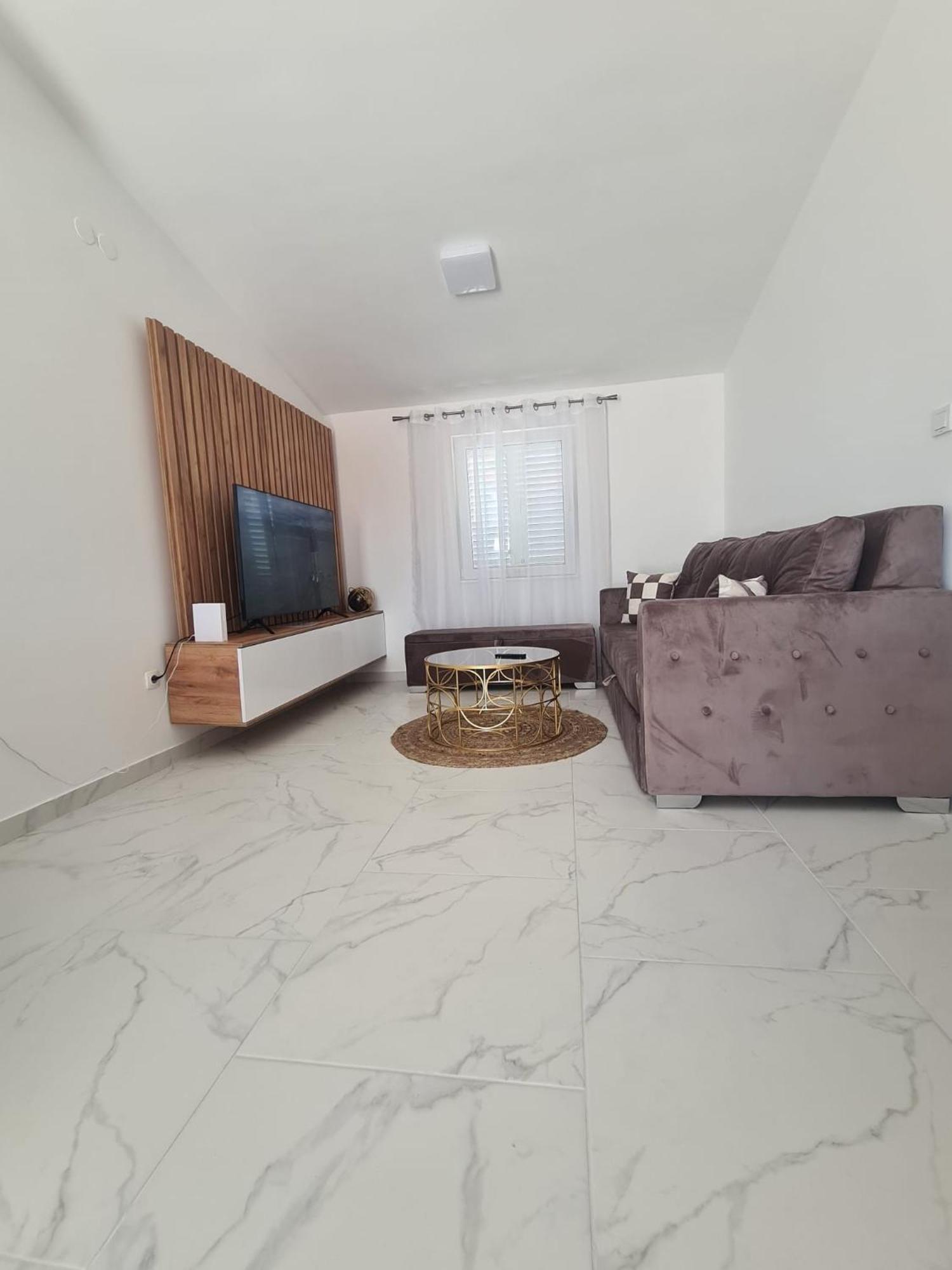 Apartment Ruzmarin *